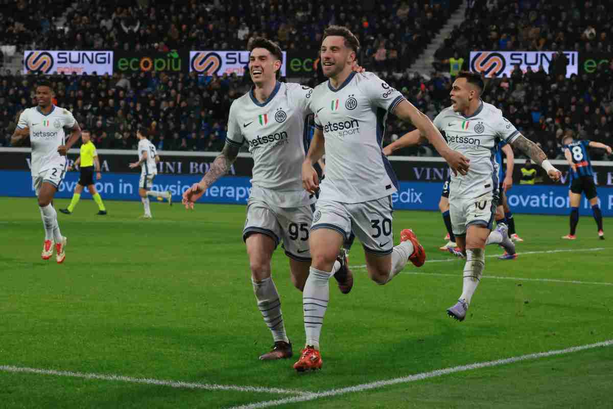 Carlos Augusto con Bastoni esultano dopo un gol dell'Inter 