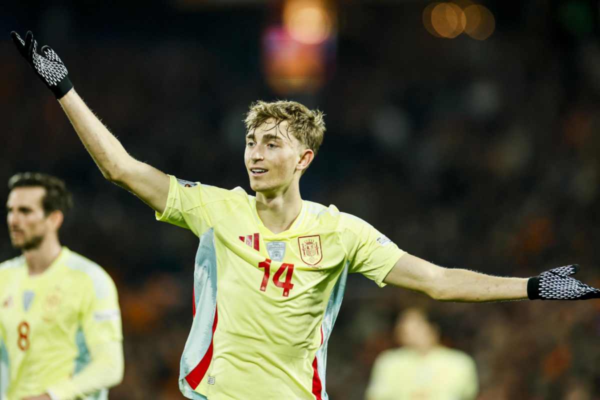 Dean Huijsen con la maglia della Spagna