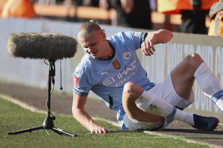 Erling Haaland a terra in campo 