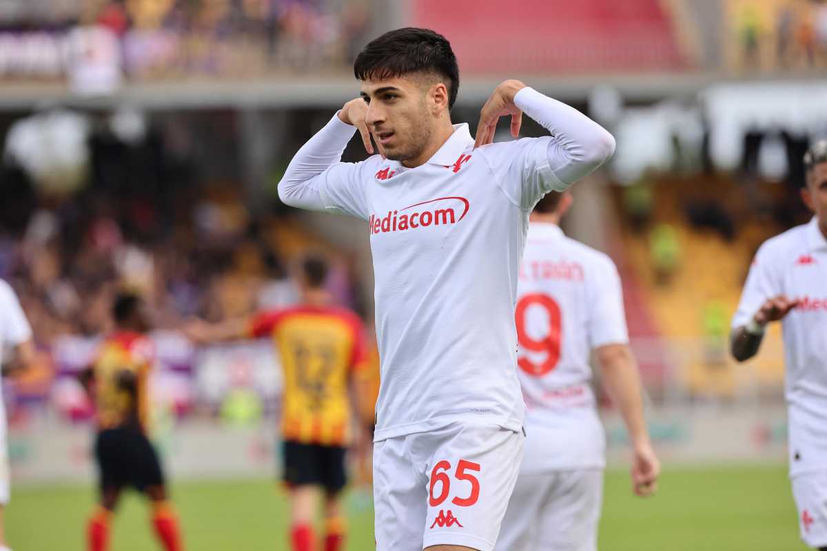 Fabiano Parisi, terzino della Fiorentina, esulta dopo un gol