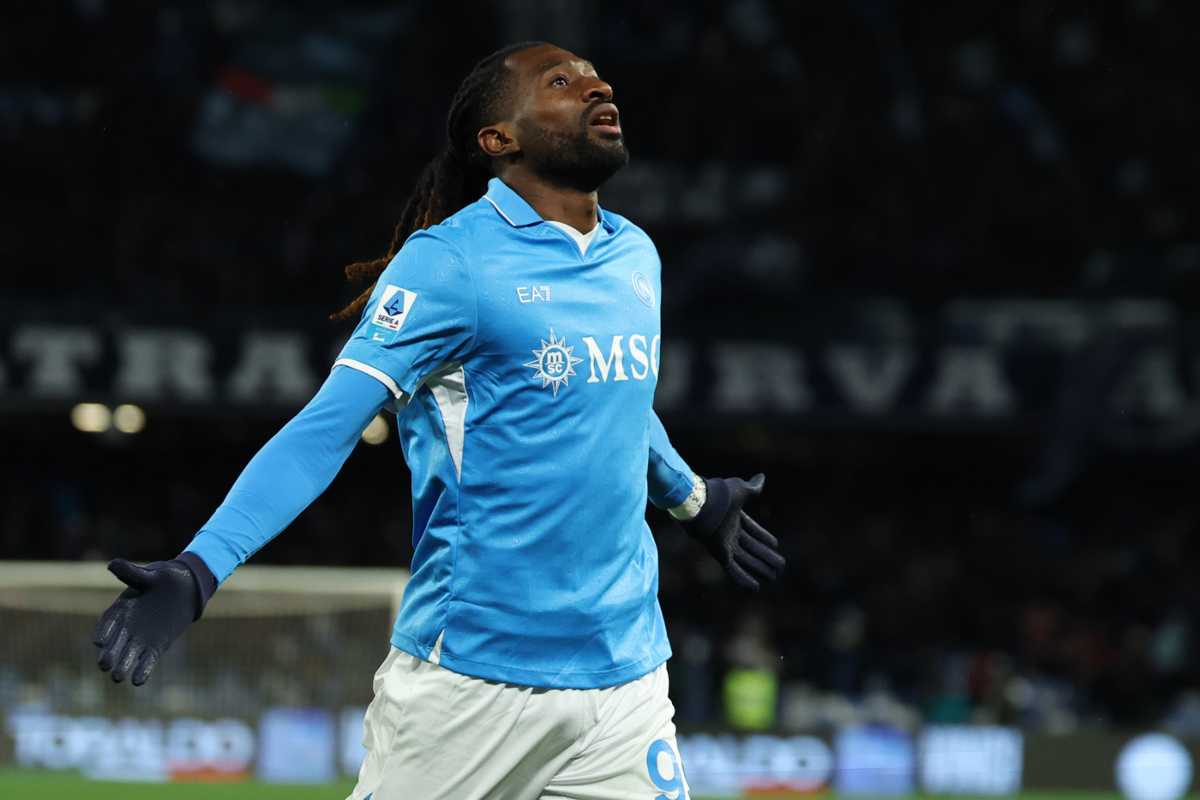 Frank Anguissa esulta dopo un gol