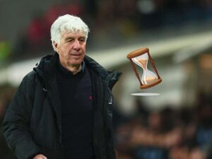 Gian Piero Gasperini pensieroso e una clessidra