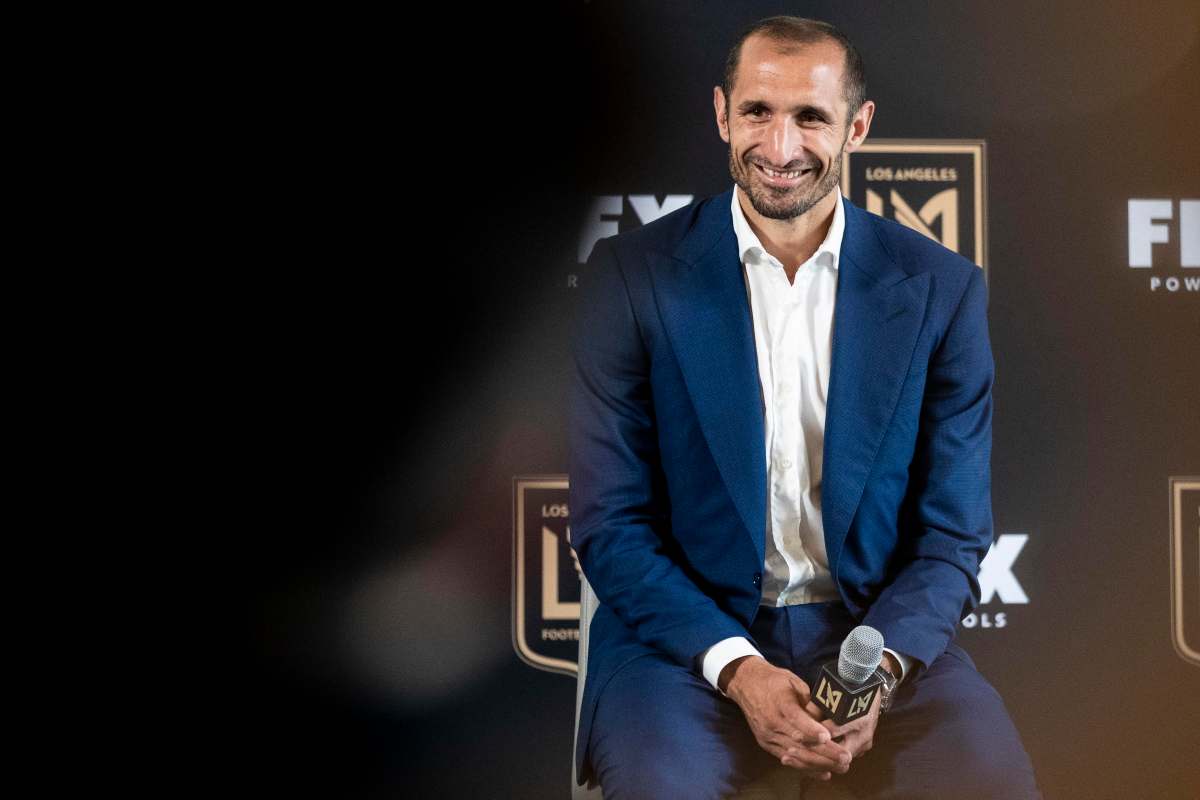 Giorgio Chiellini in giacca e camicia