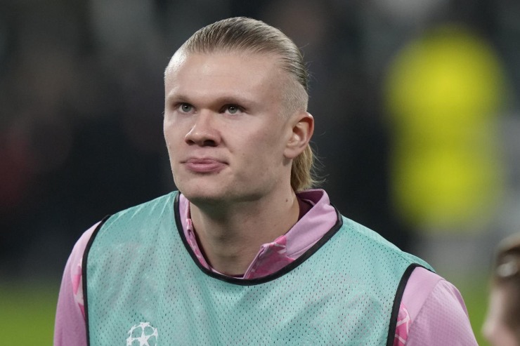Haaland in campo nel pre partita 