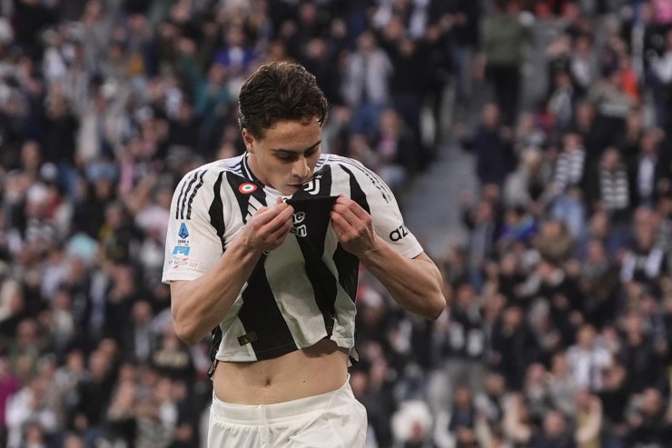Yildiz bacia la maglia della Juventus 