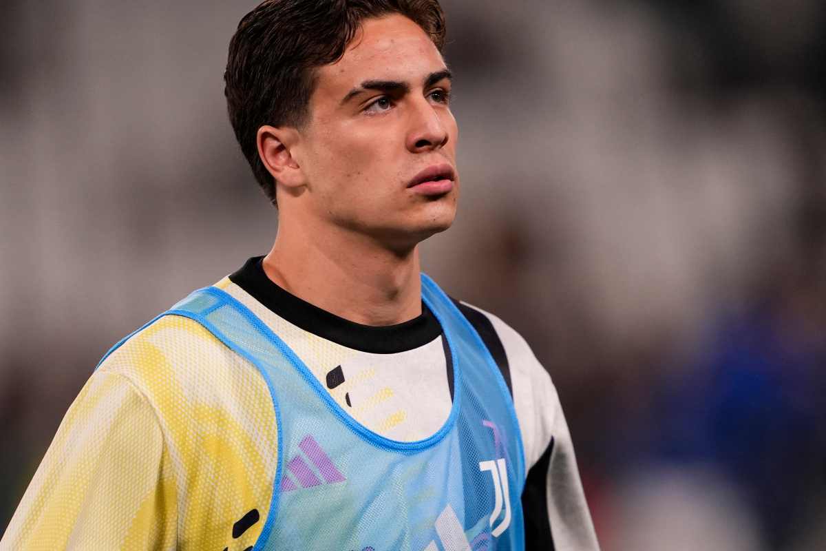 Kenan Yildiz con la pettorina della Juve mentre si scalda a bordocampo
