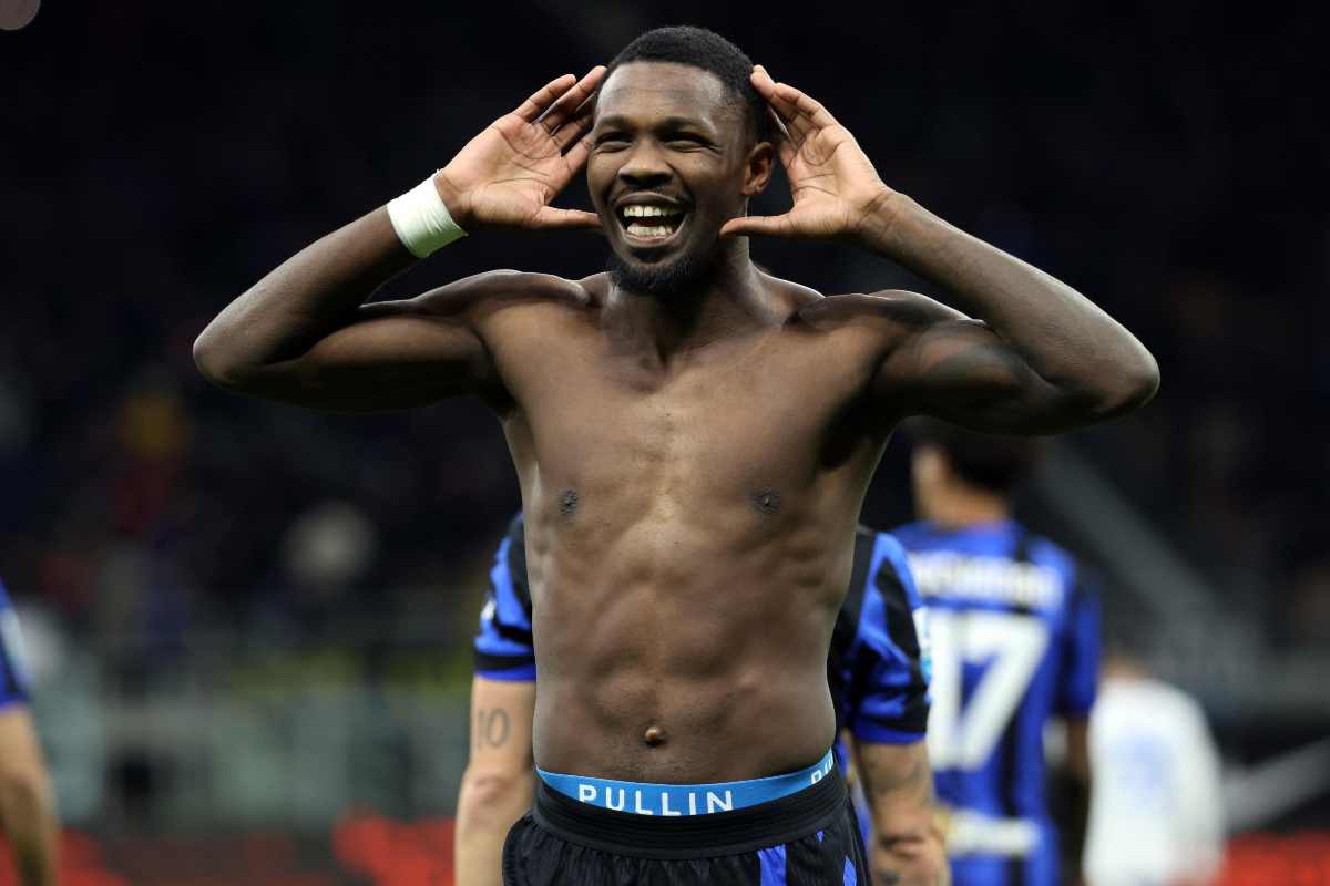 Marcus Thuram esulta con le mani alle orecchie e senza maglia