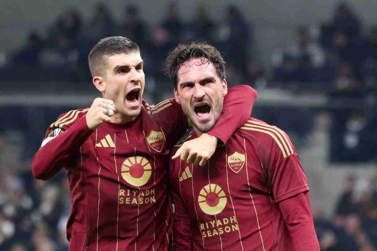 Mats Hummels esulta con Gianluca Mancini della Roma