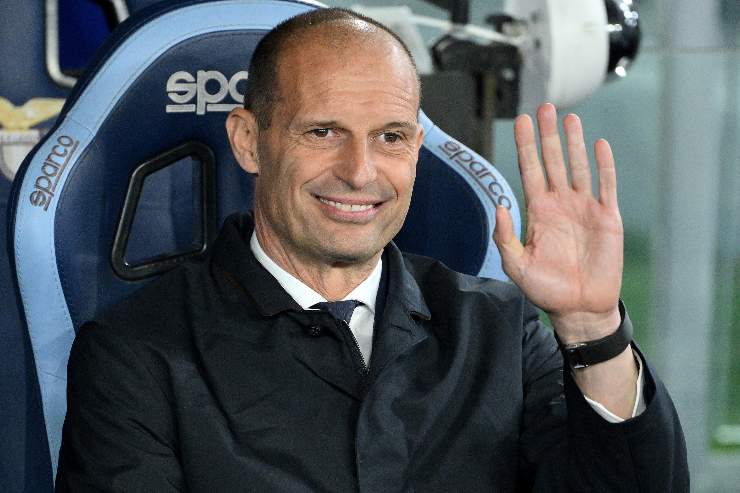 Max Allegri sorride e saluta