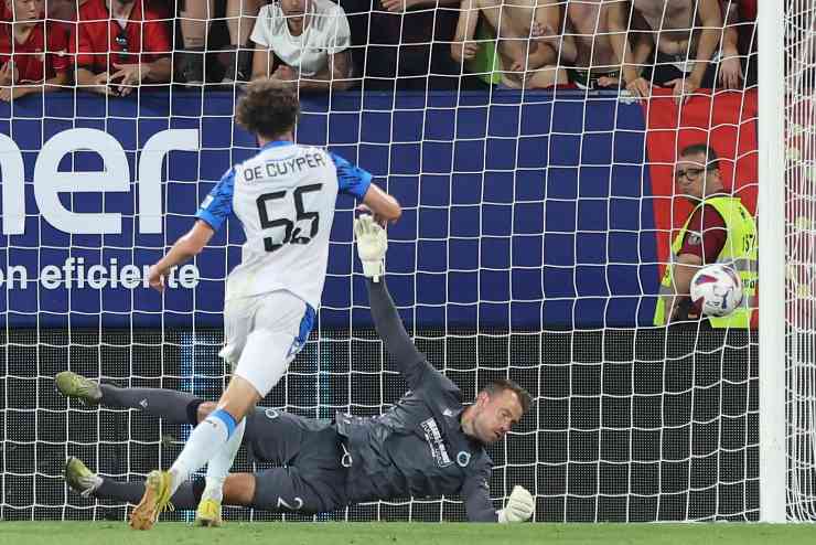 Maxim De Cuyper calcia un rigore