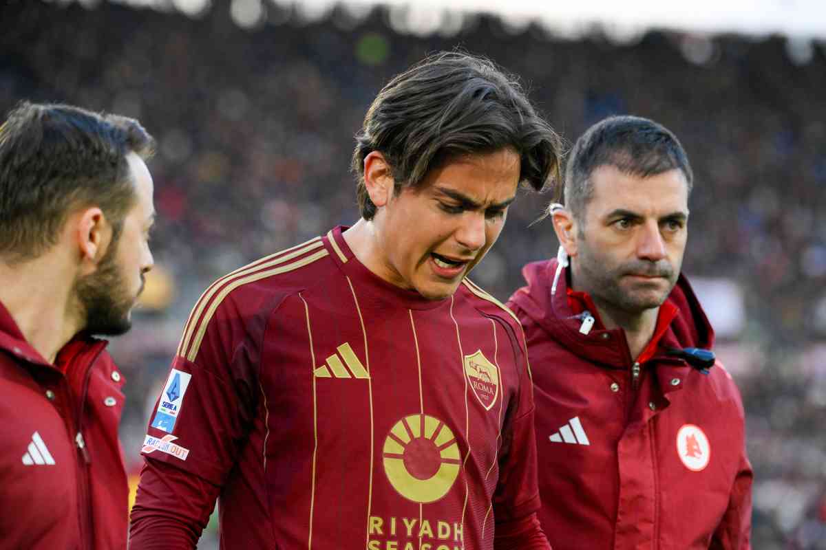 Paulo Dybala esce dal campo infortunato