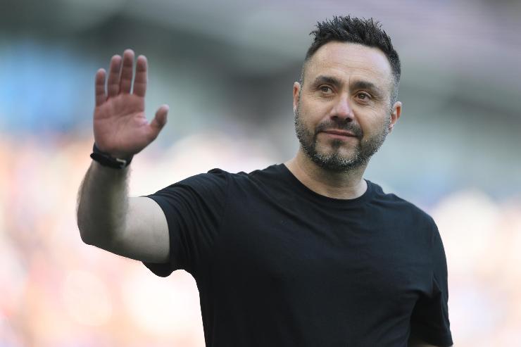 Roberto De Zerbi saluta con la mano destra