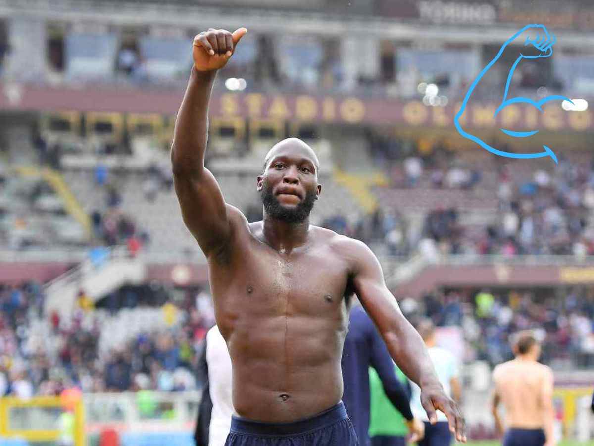 Romelu Lukaku esulta senza maglia