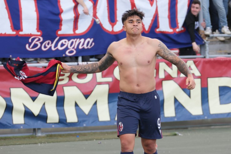 Santiago Castro senza maglia dopo un gol 