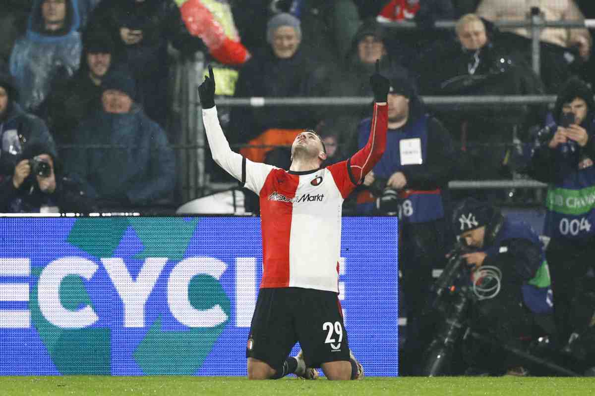 Santiago Gimenez esulta con la maglia del Feyenoord