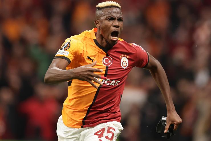 Victor Osimhen esulta