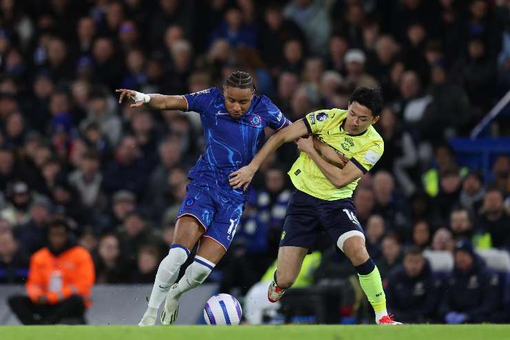 Yukinari Sugawara in azione contro il Chelsea