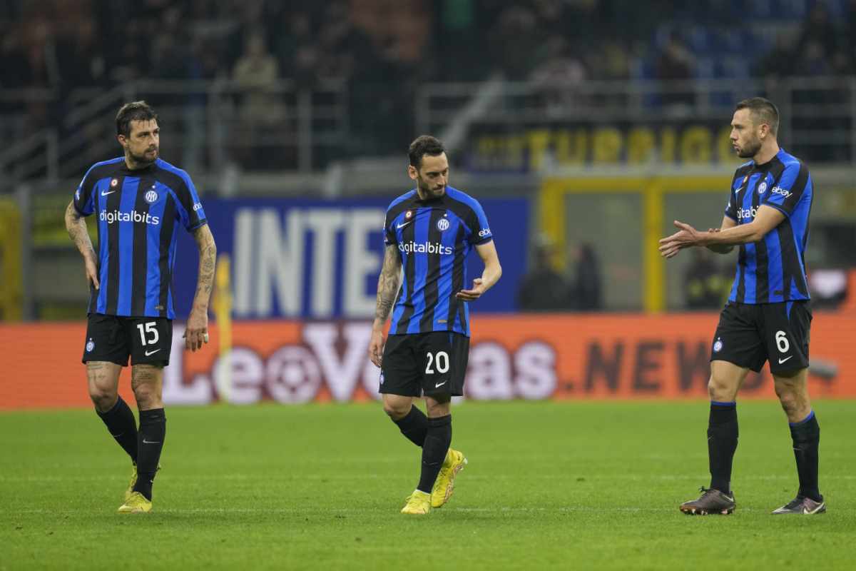 Acerbi Calhanoglu e De Vrij 