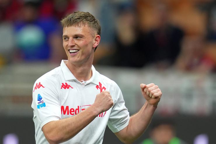 Albert Gudmundsson esulta, Fiorentina pronta a riscattarlo