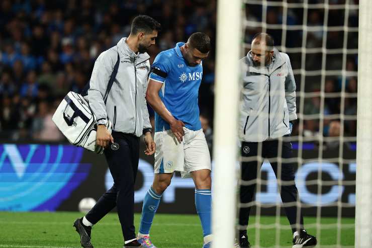 Alessandro Buongiorno esce dal campo infortunato