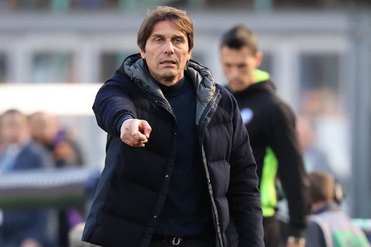 Antonio Conte indica davanti a sé