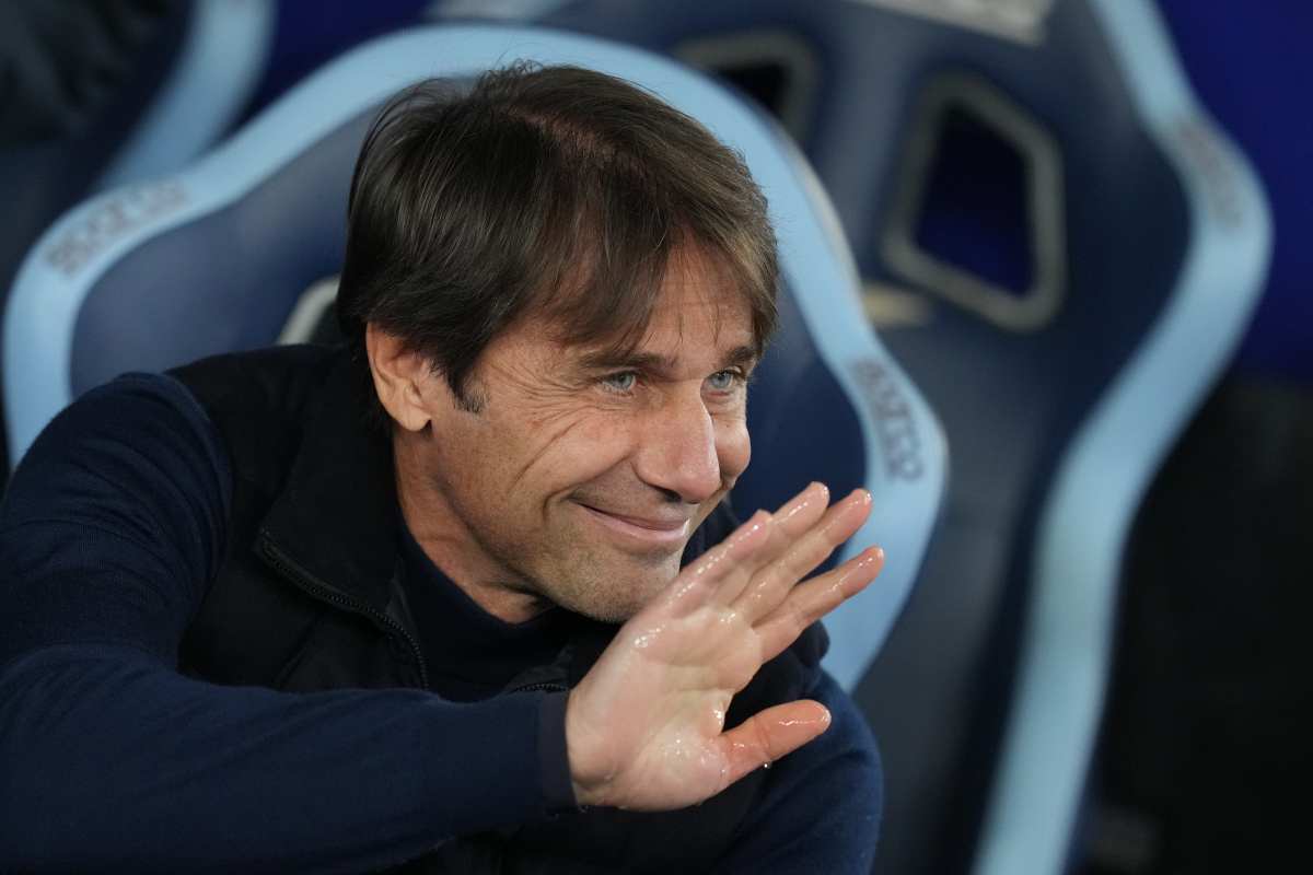 Antonio Conte saluta sorridente