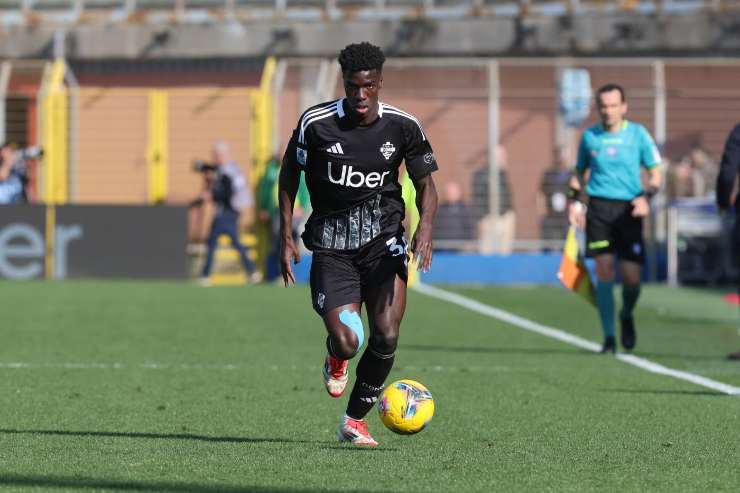 Assane Diao palla al piede in azione con il Como