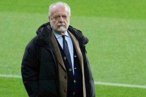 Aurelio De Laurentiis passeggia