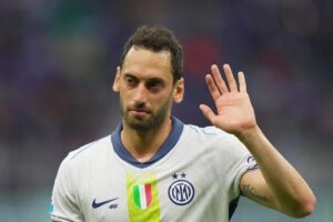 Calhanoglu saluta i tifosi