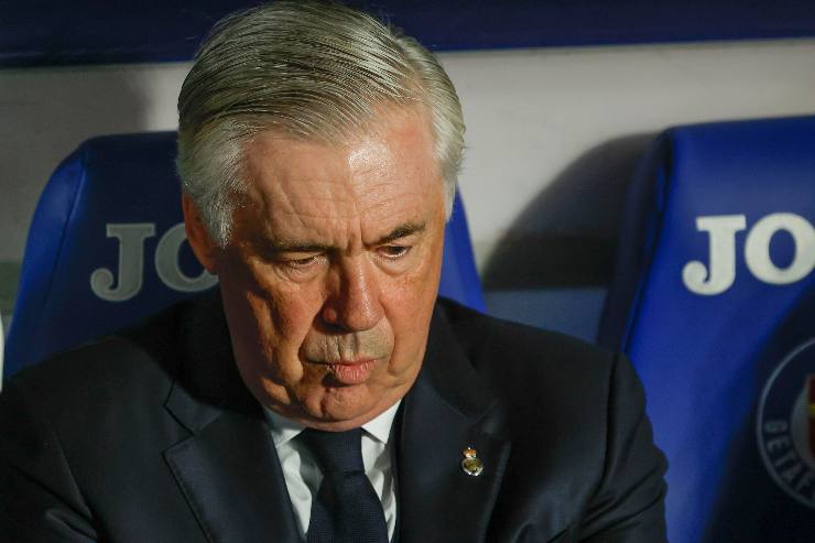 Carlo Ancelotti pensieroso e preoccupato