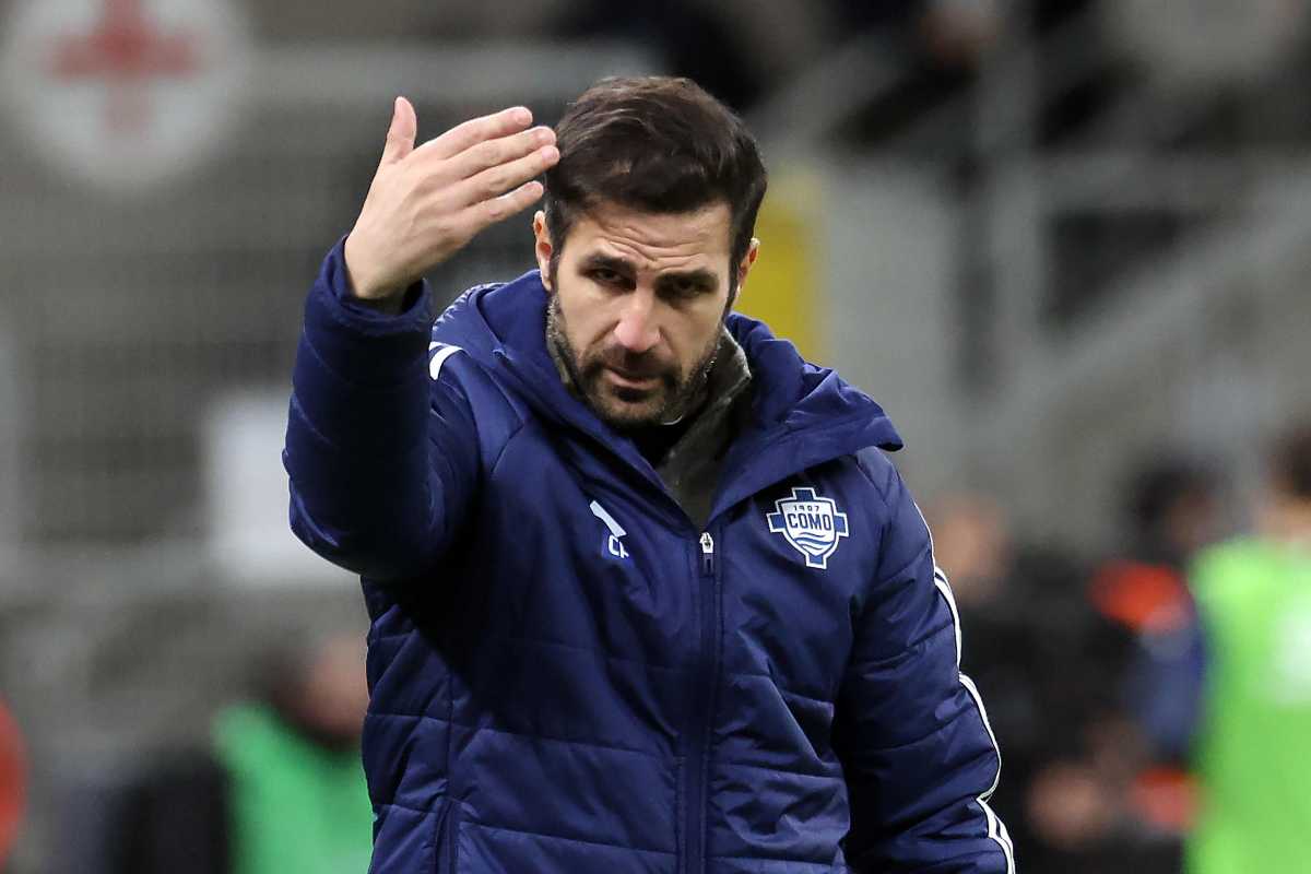 Cesc Fabregas dà indicazioni con la tuta del Como
