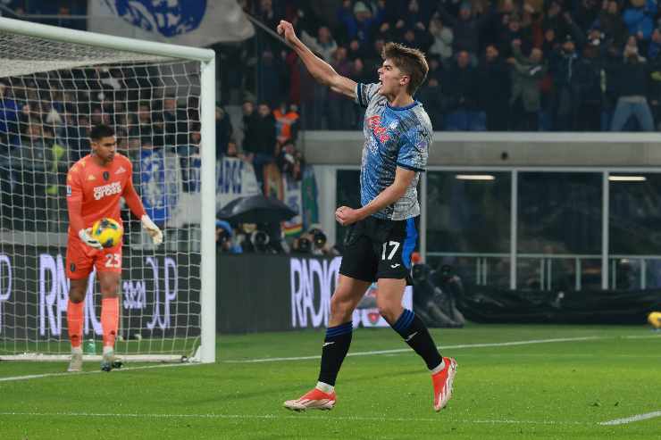 Charles De Ketelaere esulta dopo un gol