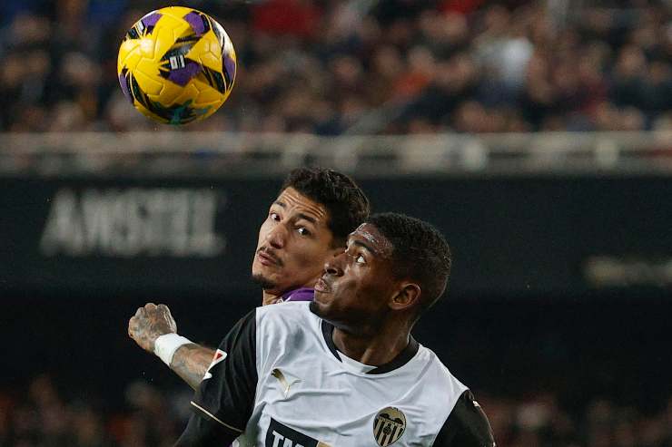 Christian Mosquera in azione con il Valencia
