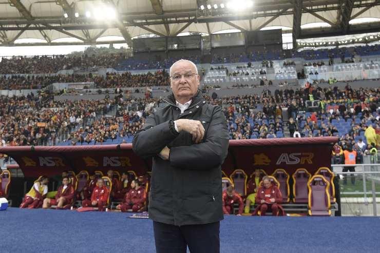 Claudio Ranieri concentrato in panchina
