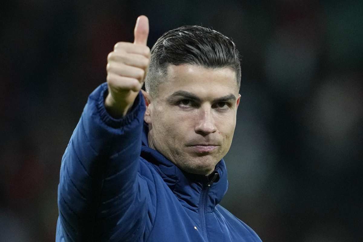 Cristiano Ronaldo saluta il pubblico nell'ultima partita del Portogallo