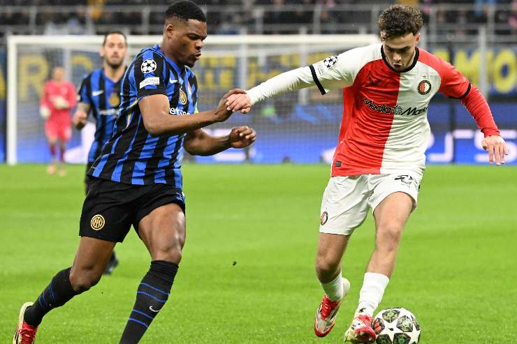 Denzel Dumfries in azione con la maglia dell'Inter