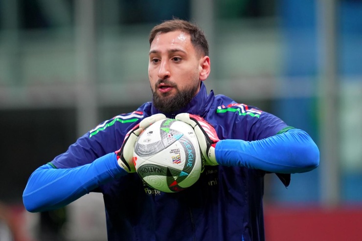 Donnarumma con il pallone tra le mani 