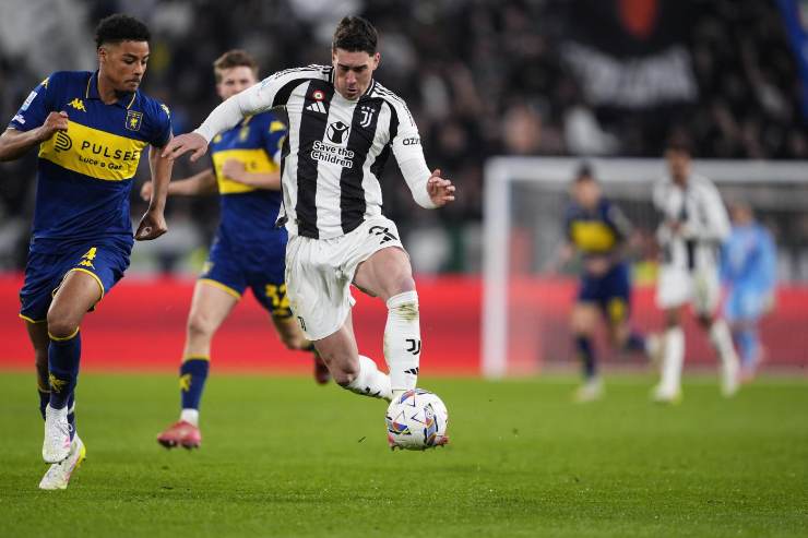 Dusan Vlahovic in azione contro il Genoa