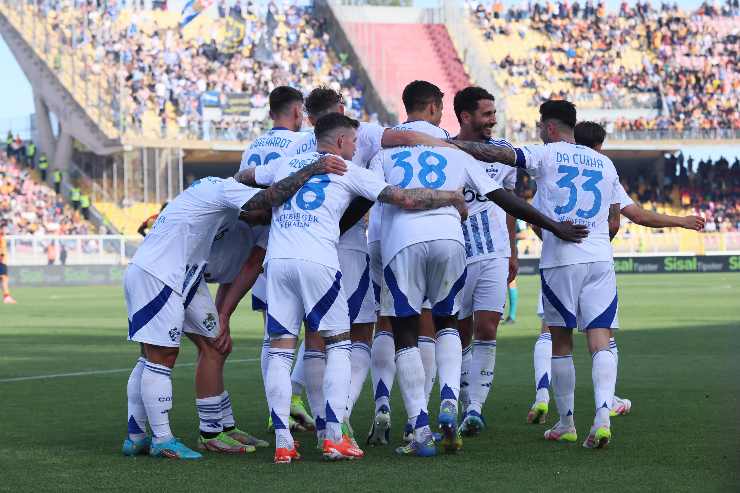 I calciatori del Como esultano dopo un gol