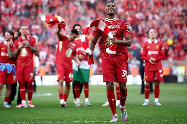 I calciatori del Liverpool festeggiano il titolo appena vinto