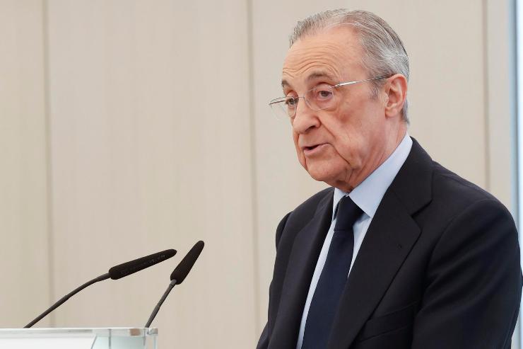 Florentino Pérez parla al microfono