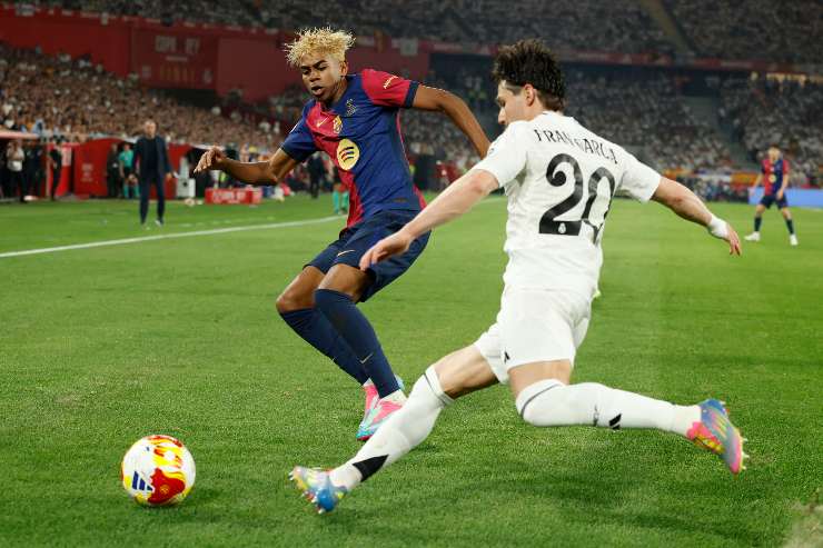 Fran Garcia in azione contro il Barcellona