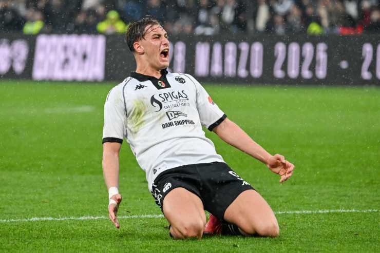 Francesco Pio Esposito esulta dopo un gol