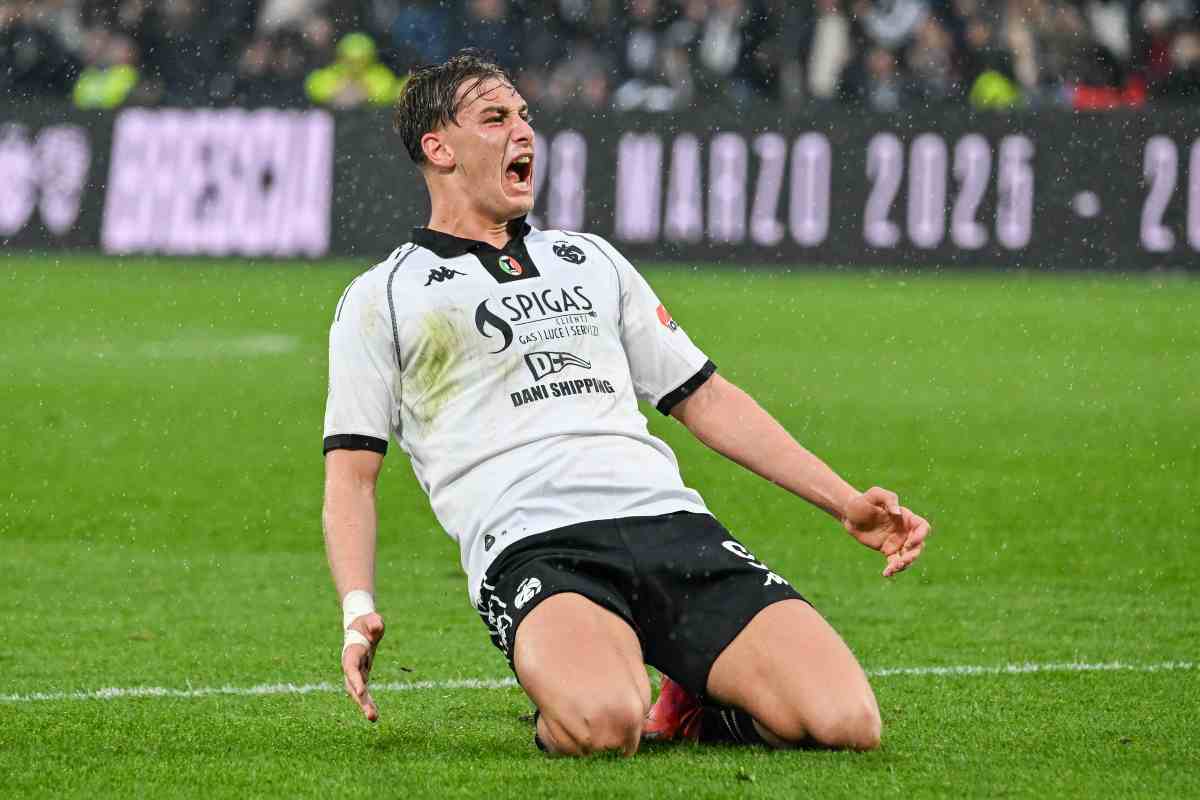 Francesco Pio Esposito esulta con la maglia dello Spezia