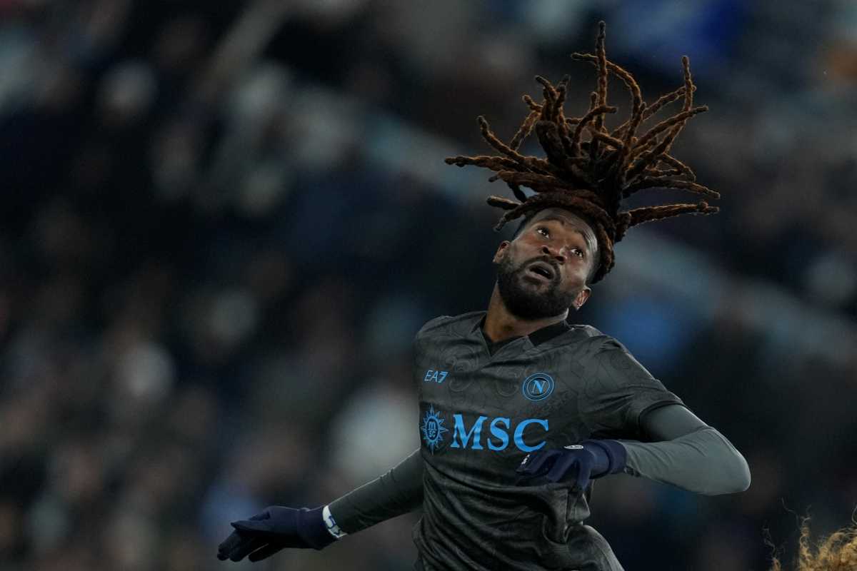 Frank Zambo Anguissa in azione con la maglia del Napoli