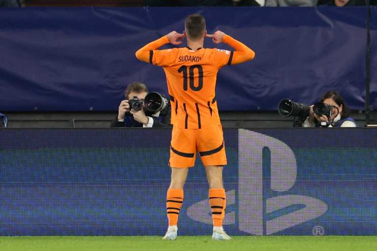 Georgy Sudakov dello Shakhtar esulta dopo un gol