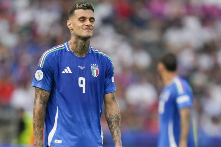 Gianluca Scamacca con la maglia dell'Italia