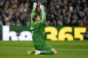 Gianluigi Donnarumma in ginocchio esulta