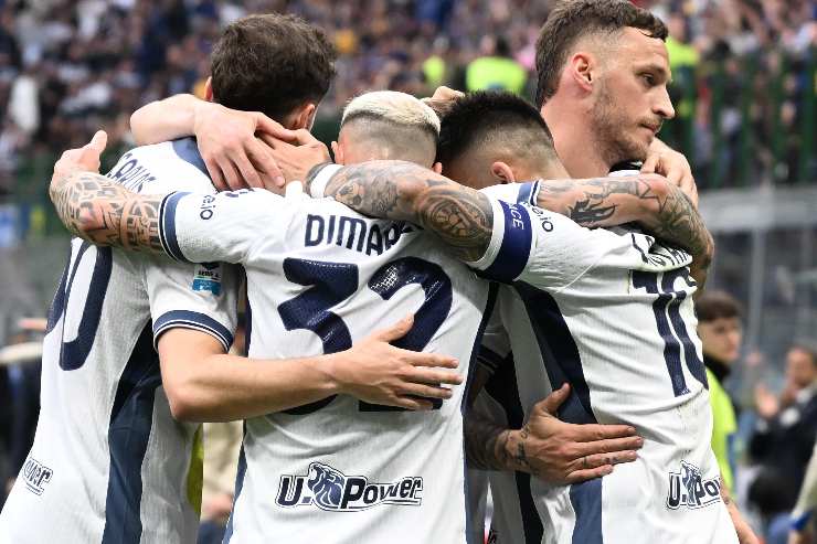 I calciatori dell'Inter si abbracciano dopo un gol