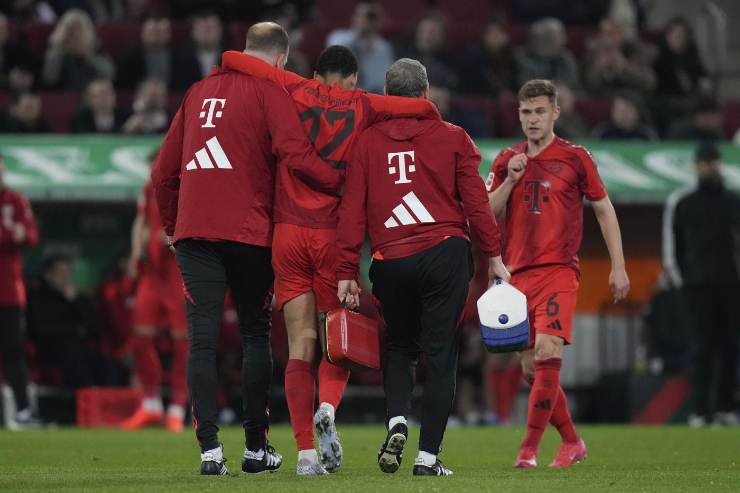 Jamal Musiala esce dal campo infortunato contro l'Augsburg